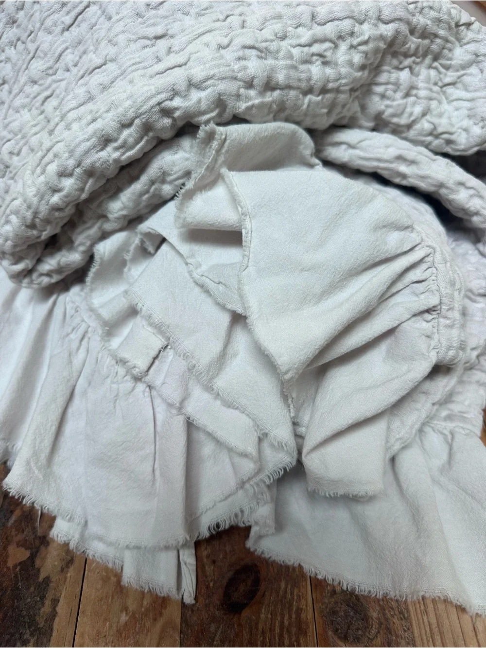 PiuBelle Linen coverlet with soft ruffle edge , size king